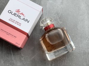专柜品质 guerlain娇兰香水 精致的透明多边形玻璃瓶身 搭配优雅圆润的宝石盖 颜值有多绝不用多说大家都看得到 规格 100Ml 瓶 初闻很香甜 细闻有一股
