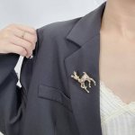 今日新款 编码A773 0257820 香奈儿胸针热销款爆上新一致Zp，专柜同步 Chan 25 浅金麋鹿双Ｃ胸针 超有设计感的立体小鹿太精致了，一眼惊艳 耳边