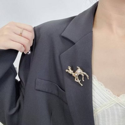 今日新款 编码A773 0257820 香奈儿胸针热销款爆上新一致Zp，专柜同步 Chan 25 浅金麋鹿双Ｃ胸针 超有设计感的立体小鹿太精致了，一眼惊艳 耳边