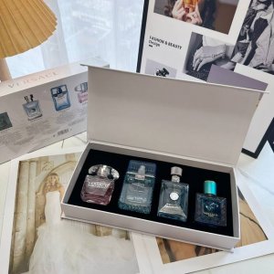 专柜品质 范思哲香水四件套 范思哲最新款香水四件套 30Ml 4 每瓶都自带喷头 细节包装极致 美杜莎头像张扬且不浮夸 范思哲风轻云淡30Ml 范思哲同名30M