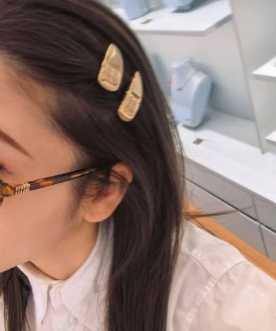 高品质 细节如图 一对价 白色 黑色 粉色三个颜色 Mu彩色珐琅字母套装发夹 江疏影同款超级精致小巧的套装小发夹 两件一套 且分左右 人见人爱 非常甜美 Log