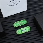 pr Da 亚克力字母发夹 凭借着博主们与明星刷屏式的亲身示范早让Ta红遍大江南北 采用精致璀璨的水晶搭配品牌字母，灵活过度的树脂。颜色突兀又时尚，散发怀旧复古