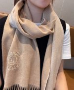 Hermes 爱马仕怒推走量爆款经典双面爱马仕重磅推荐 100%顶级山羊绒材质非常保暖 柔软亲肤，不扎脖经典双面设计，一条围巾两种风格男女通用情侣款，Size：