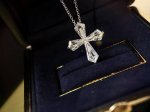 十字架钻石项链Criss Cross 无边镶十字架钻石项链 来自钻石之王Gr Ff的设计，采用了无边镶嵌工艺，没有镶嵌爪，完美展现了十字架的轮廓，通透分明。切割