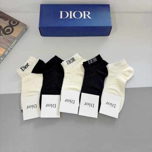 配包装 一盒5双 Dior 迪奥 经典爆款短筒袜子、竹棉面料， 专柜同款 实用好穿 柔软透气，时尚百搭款，大牌出街。