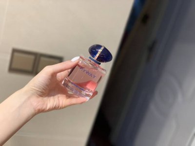 专柜品质 外贸香水今年最后一波 阿玛尼 自我无界 水晶葡萄的味道 酸酸甜甜的清爽感 就像行走的多肉葡萄 闻多了也不会腻 谁不爱呢