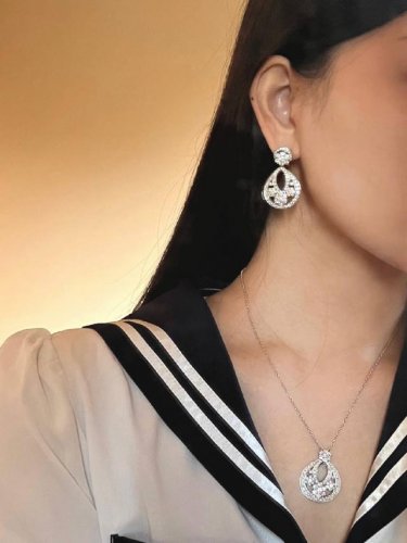 我们出品 可订做真金真钻 量大咨询客Fu V A雪花耳环 是美丽 清纯与承诺的象征 以纯净的雪花为创作灵感 更以此打造闪烁耀目的Snowflake高级珠宝系列