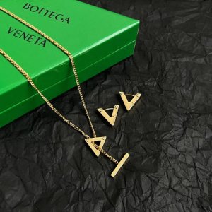 Bottega Veneta Bv耳环 金属感十足 特别特别赞，整体细节非常令人惊喜，设计感十足，必须为世家的设计点个大大的赞，不仅带出个人自信及品味，款式典雅