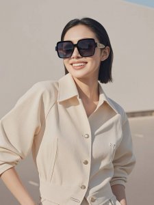 小香女士偏光墨镜 珍珠镶嵌搭配经典双C-Logo网红风大牌范街拍出行推荐款 2508