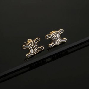 Celine 赛琳耳钉 耳环 经典金色系 小巧精致可爱 百搭 复古造型设计 金色特别显白 穿衣搭配不挑人。