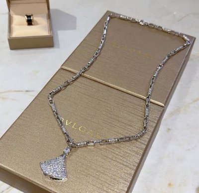 宝格丽项链V金材质 Bvlgari宝格丽 Divas Dream 系列 品相完美 细节无敌 那种独特的色泽完全无可挑剔 再缀以经典指环外形设计 简约之余却又优雅