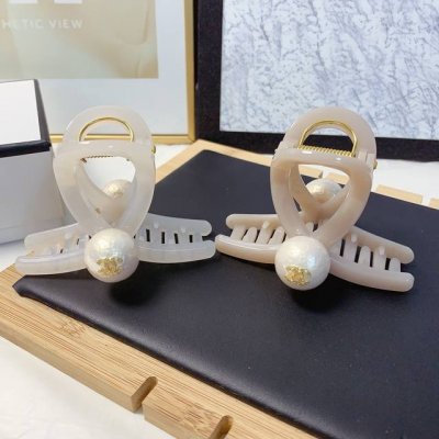 Chanel小香 chanel发夹 醋酸珍珠Logo抓夹 气质百搭 日常精致小单品 小仙女必入单品 宝藏款 闭眼入推荐款 单个