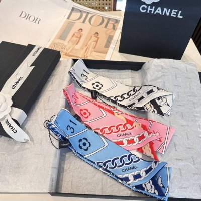香奈儿Twilly小丝巾来了，Chanel 卡通字母 名副其实的小可爱， 人手三条闭眼收，我都不拦着 N久都没有见过这么好看的Twilly 真的是真香本香了，凹