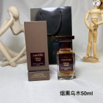 专柜品质 Tom Ford汤姆福特 年新品香水Ebene Fume烟熏乌木50Ml 前调:秘鲁圣木，紫罗兰叶，焚香，黑胡椒 中调:劳丹脂，纸莎草，玫瑰，刺槐，皮