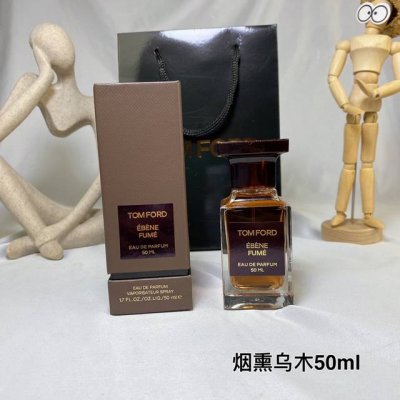 专柜品质 Tom Ford汤姆福特 年新品香水Ebene Fume烟熏乌木50Ml 前调:秘鲁圣木，紫罗兰叶，焚香，黑胡椒 中调:劳丹脂，纸莎草，玫瑰，刺槐，皮