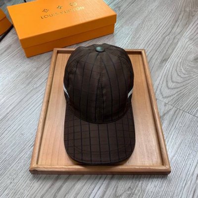 ￥70。L家。 【超A品质】最新款！时尚潮流，高端做工！每一个帽子都是用心之作！牛津材质！头层牛皮！配盒子、防尘袋！非一般的品质，细节也很重要。真皮帽钉，真皮调
