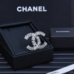 Chanel 水钻星星珍珠胸针 闪闪的钻石点缀出星星的光芒四射， 经典的设计能给冬日的Look加分不少