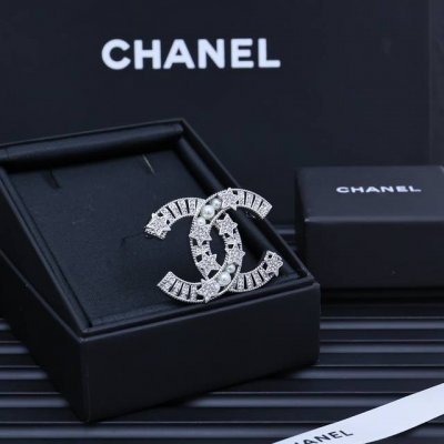 Chanel 水钻星星珍珠胸针 闪闪的钻石点缀出星星的光芒四射， 经典的设计能给冬日的Look加分不少