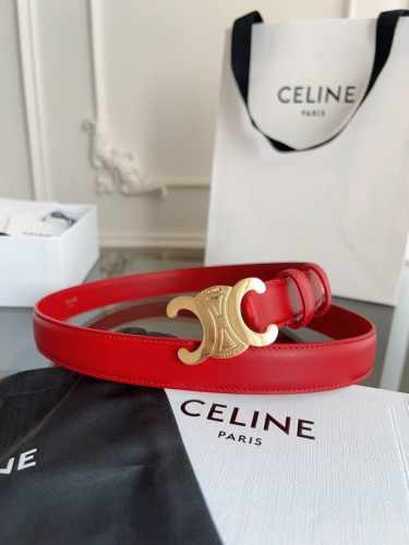赛琳 Celine女士皮带，小牛皮质感搭配独特凯旋门扣，宽2.4Cm 低调中暗藏奢华，轻松点亮穿搭 。手工缝制 顶级