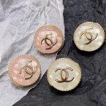 chanel 小香双C简约菱格立体方块晶莹剔透耳钉这款耳环真的超级美看着设计简单但是佩戴效果好看到爆就连我这种小耳垂的也很Ok Zp黄铜材质 上耳超气质优雅