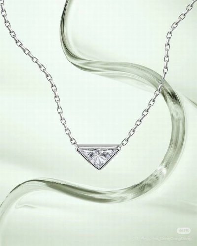 Prada 普拉达 三角形 项链 爆款新品 精致耐看 华丽登场，整体细节非常令人惊喜，典雅而时尚，突显法式高雅气息。 长度:45