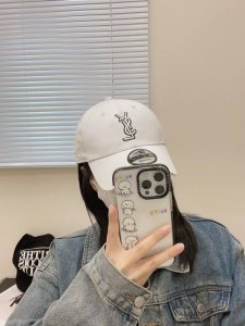 Ysl圣罗兰 专柜同款原单 字母刺绣棒球帽 韩系风 一款简单休闲风的棒球帽 是牛仔的款式 减龄百搭 适配度很高 简单随性~ 字母刺绣部分也很精细 出街拍照拗造型