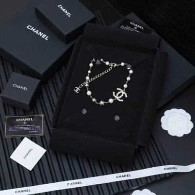 chanel 当季爆款双C珍珠项链 香奈儿的金属朋克风和珍珠美学珍珠大小不一 金属也是大小错落并且镶满水钻金属球和珍珠的组合搭配 好有特点又有力量感又有柔美感既