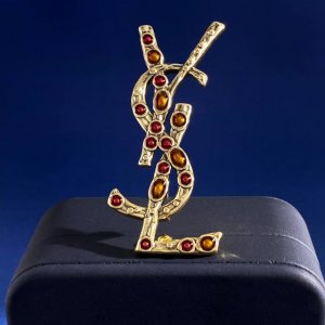 ys92 Ysl圣罗兰欧美时尚复古金属做旧铜色彩宝石英文字母胸针 黄铜材料 尺寸约6.87Cm*2.42Cm*0.43Cm 不含针托测量 重约22.34G