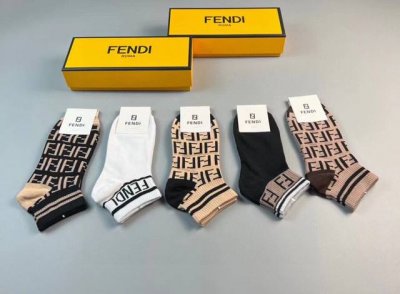 特 Fendi 芬迪大F新品袜子 一盒五双 提花经典的双F标志 纯棉材质制造 透气舒适 超级Nice超火爆小单品 大牌出街 潮人必备超好搭