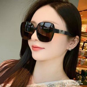 Valentino-华伦天奴 . 宝丽来树脂镜片 . Tr镜架轻便佩戴舒适 . Size 65-13-145 . 新款太阳镜减轻强光负担 明星同款 遮挡有害光线