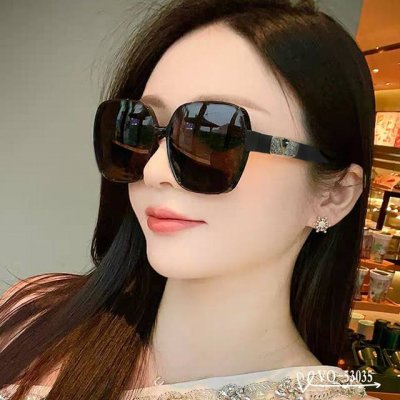 Valentino-华伦天奴 . 宝丽来树脂镜片 . Tr镜架轻便佩戴舒适 . Size 65-13-145 . 新款太阳镜减轻强光负担 明星同款 遮挡有害光线