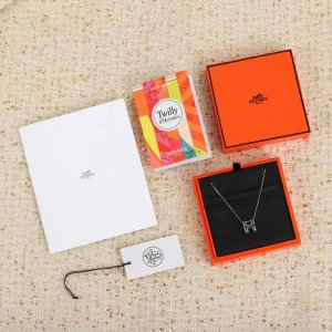 金色 香槟金色 银色 我们出品 大号，Zp3900 ，独家发售，代购版本 Herme*爱马仕珐琅弧形H项链，专柜在售3千现货2017版的把原来的钢铁丝项圈换成了