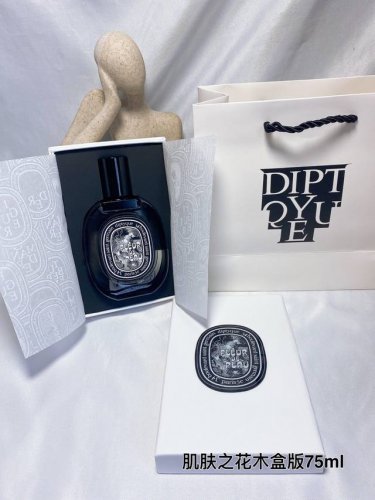 高端品质 蒂普提克黑标肌肤之花木盒版 Diptyque Fleur De peau 中性香水 75Ml Edp 香调:醛香花香调 前调：醛当归香柠檬粉红胡椒 中