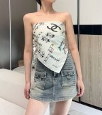 双C涂鸦配饰 白色 Size：90X90Cm 100%真丝斜纹,18Mm原单克重！精致手工卷边。简笔手绘涂鸦 轮廓清晰，优秀质地造就不平凡的质感，涂鸦风时尚感拉