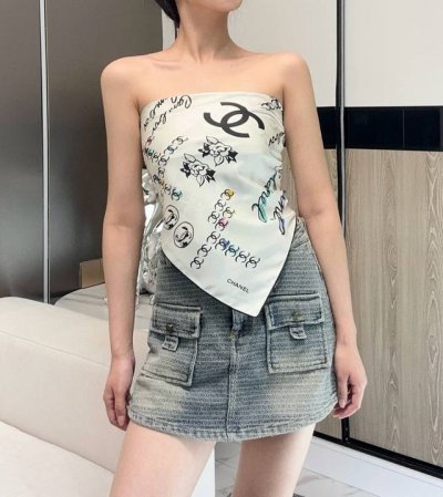 双C涂鸦配饰 白色 Size：90X90Cm 100%真丝斜纹,18Mm原单克重！精致手工卷边。简笔手绘涂鸦 轮廓清晰，优秀质地造就不平凡的质感，涂鸦风时尚感拉