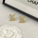 编码E2307 0247825 Lv耳钉热销款爆上新 一致Zp Lv基础款珍珠耳钉 简单又经典的Logo造型，自带颜值的高级感，百搭耐看 低调又奢华，就像Vin