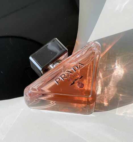 专柜品质 Prada 莫测香调香水添加了纯粹清新的橙花芽，性感炽热的琥珀和优雅轻柔的白麝香。 3种标志性成分，带来3种全新感官。香气又甜又酷，清甜又明亮。 “经