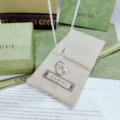 Gucci这款双G大Logo造型吊坠 灵感源自辉煌的90年代的典藏设计 搭配珍珠链身