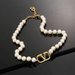 valentino 华伦天奴 珍珠项链重磅新品火爆网络来了 简约大方 时尚百搭 金色专柜一致 火爆款出货 设计独特 前卫 美女必备款！