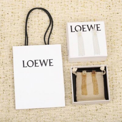 我们出品 Zp10920，量大咨询客服 Loewe菱形流苏耳环 第一眼看到立马就喜欢上了L0Ewe 罗意威 Anagram缠丝立体吊耳钉。以及一个带有Loewe