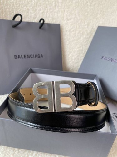 巴黎世家 Balenciaga 宽度3.0Cm 是法国的奢侈品牌，作为时尚界最具影响力品牌之一的地位。设计师源于：都市时尚潮流独特的设计风格，采用进口小牛皮制作