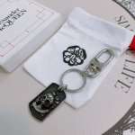 原单货新款Alexander Mcqueen 亚历山大 麦昆 钥匙扣 包包扣 配饰 专柜一致原版定制 骨子里那种叛逆浮夸朋克可内心又向往着美好的焦虑，对美的另一