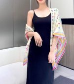 本款 Lv X Tm Monogram Multicolor 披肩出自路易威登与知名日本艺术家村上隆的合作系列 为轻柔丝毛混纺浸染素净色调 再以缤纷 Monog