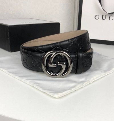 Gucci 互扣式双G带扣腰带，采用热压印技术的Gucci Signature皮革精制而成，触感厚实，印花图案清晰分明。内衬头层磨砂皮底，宽度3.8Cm，手感超