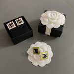 我们出品 香方块Logo耳钉 本季度最火爆系列 ZP3700 两色 超级无敌的好看 简单大方得体 金属是淡金色的 Cc中间是黑色滴油的 金属白边是白色滴油的 黑