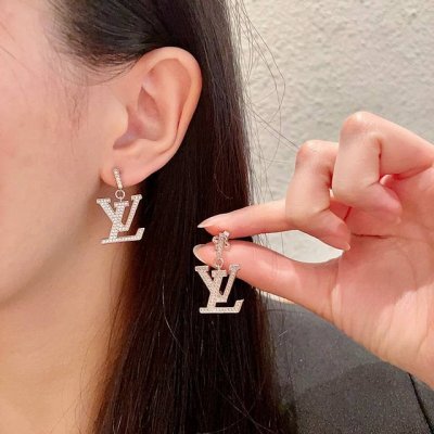 新款Lv 耳钉Louis Vuitton 路易威登专柜一致材质 火爆款出货 设计独特 复古前卫 男神、美女必备。
