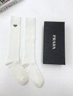 配包装 一盒一双 Prada 普拉达 爆款三角标经典字母 长筒袜 小腿袜双针针织材质，超完美结合，款式经典，专柜同步发售，Ins爆火小单品，潮人必备，颜色百搭