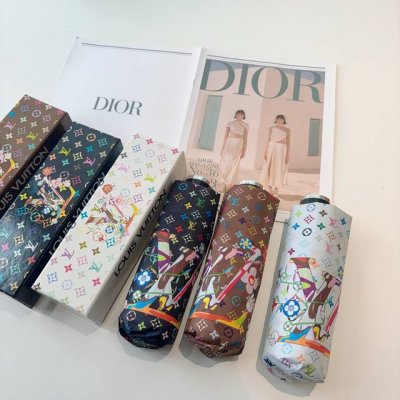 louis Vuitton 路易威登 五折伞 热卖款 时尚指数爆表 不论晴天雨天使用都相得益彰 拥有它感受风从身体经过的感觉 留下沁人的芬芳 时尚达人必备哦 原