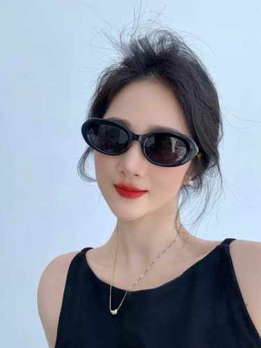 Fend*2025新款墨镜女款适合方圆脸高级感大框显脸小书呆子太阳镜椭圆框