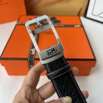 特 品牌： 爱马仕 新款进口小牛皮，手感细腻柔软。搭配纯钢自动精品钢扣，宽度：3.5Cm